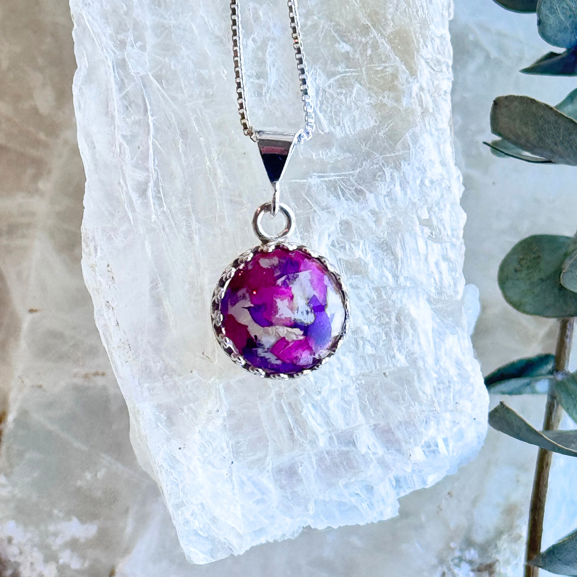 Round pendant with preserved flowers, front view