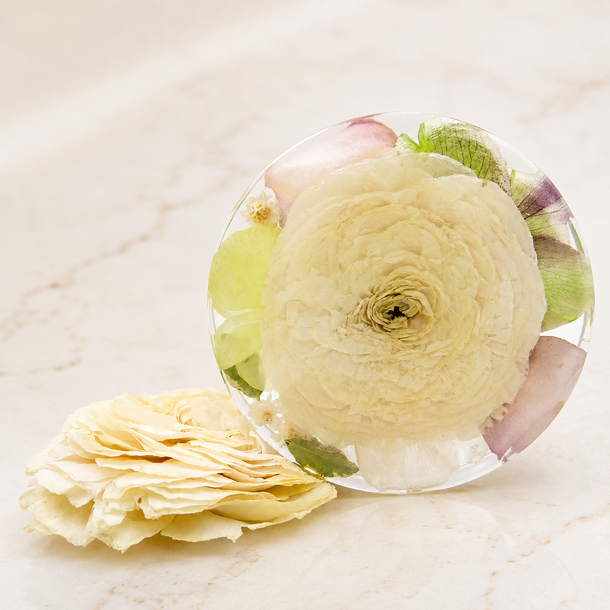 Resin Pressed Flower Round Paperweight