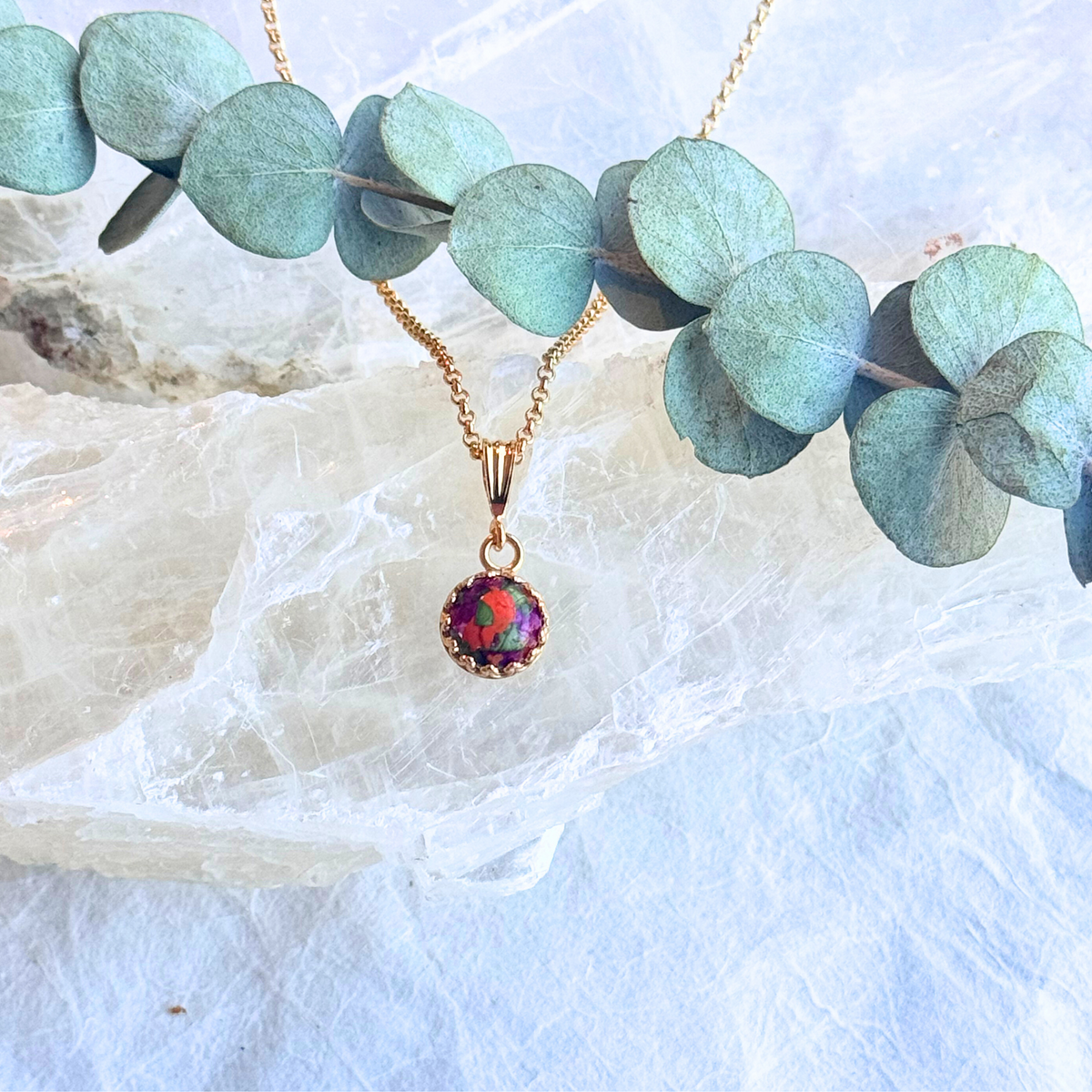 Close-up of the Crown of Memories Pendant highlighting the detailed preserved flowers and crown-like gold setting.