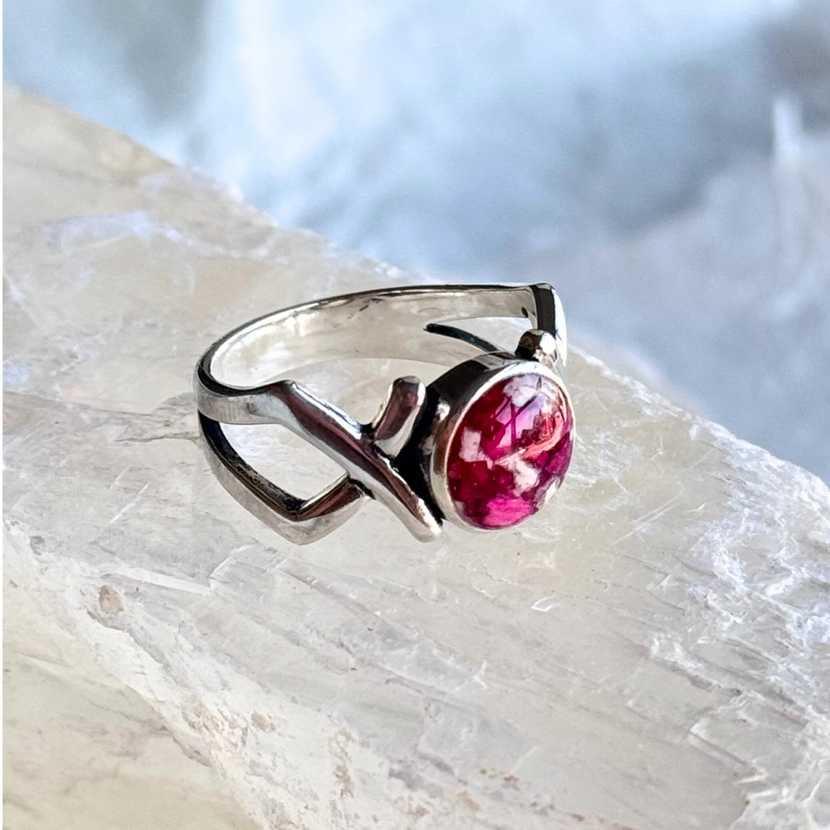 Eternal Memory Ring side view, featuring real preserved flowers from fresh flowers or funeral flower preservation.