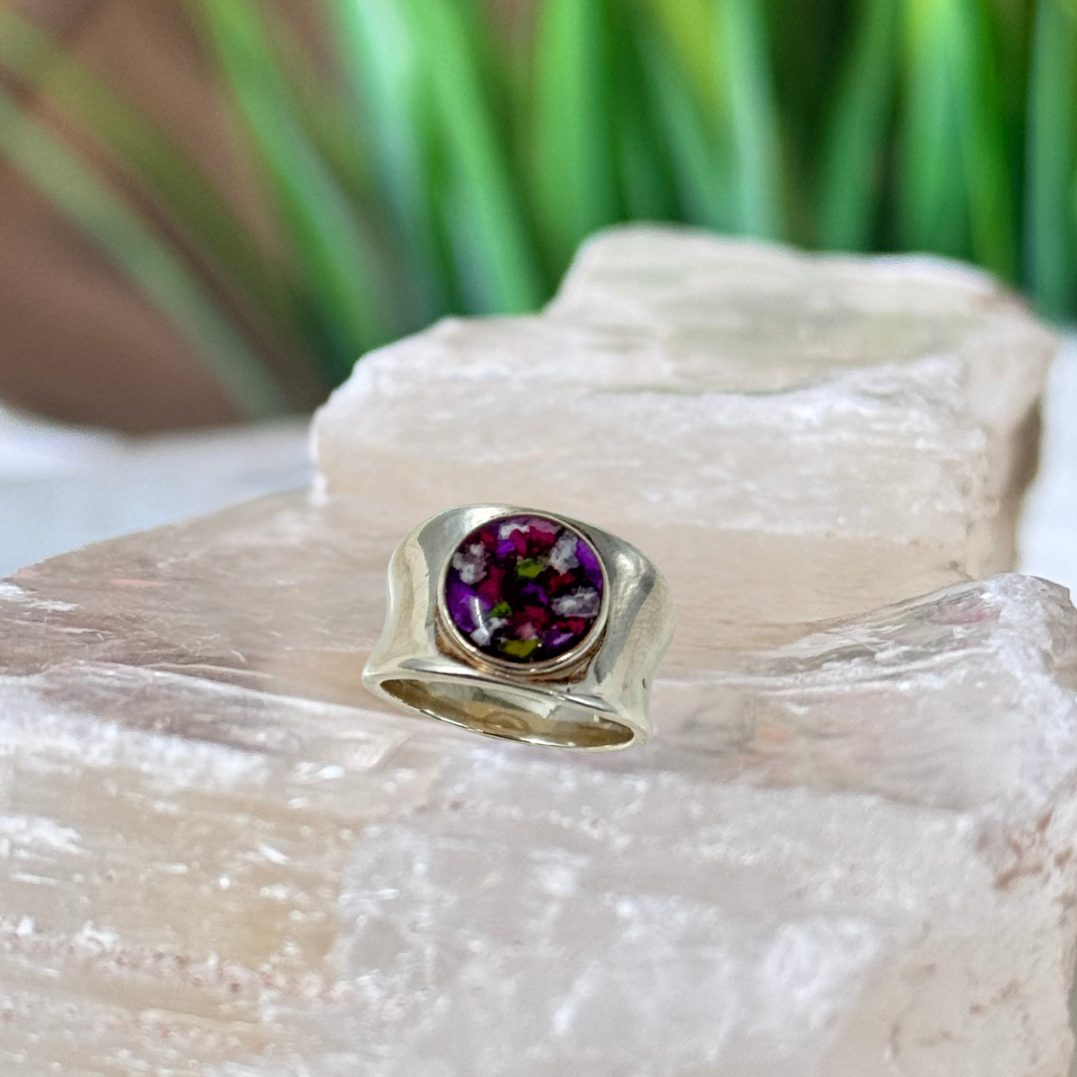 Front view of the Heritage Keepsake Ring featuring a 10mm round keepsake setting handcrafted from preserved flowers or cremation ashes.