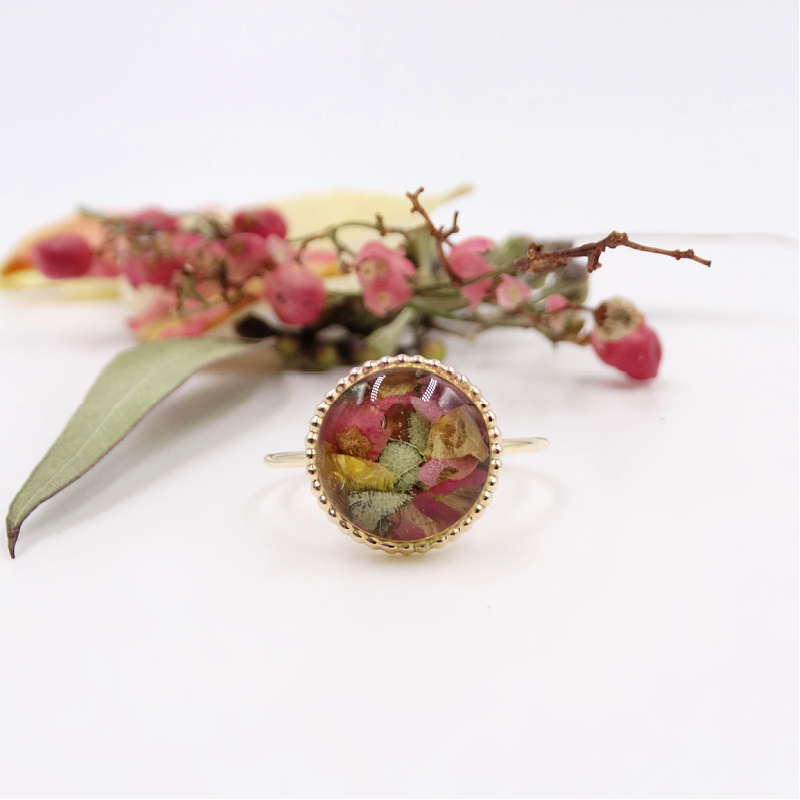 Additional view of the Circle of Memories Gold-Plated Ring displayed with the preserved flowers used to create it, highlighting the connection between the jewelry and the original blooms.