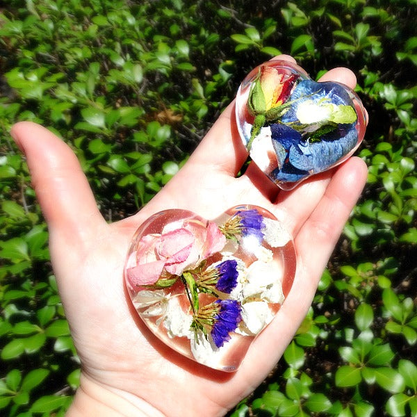 A small and medium resin heart set with matching preserved flowers.
